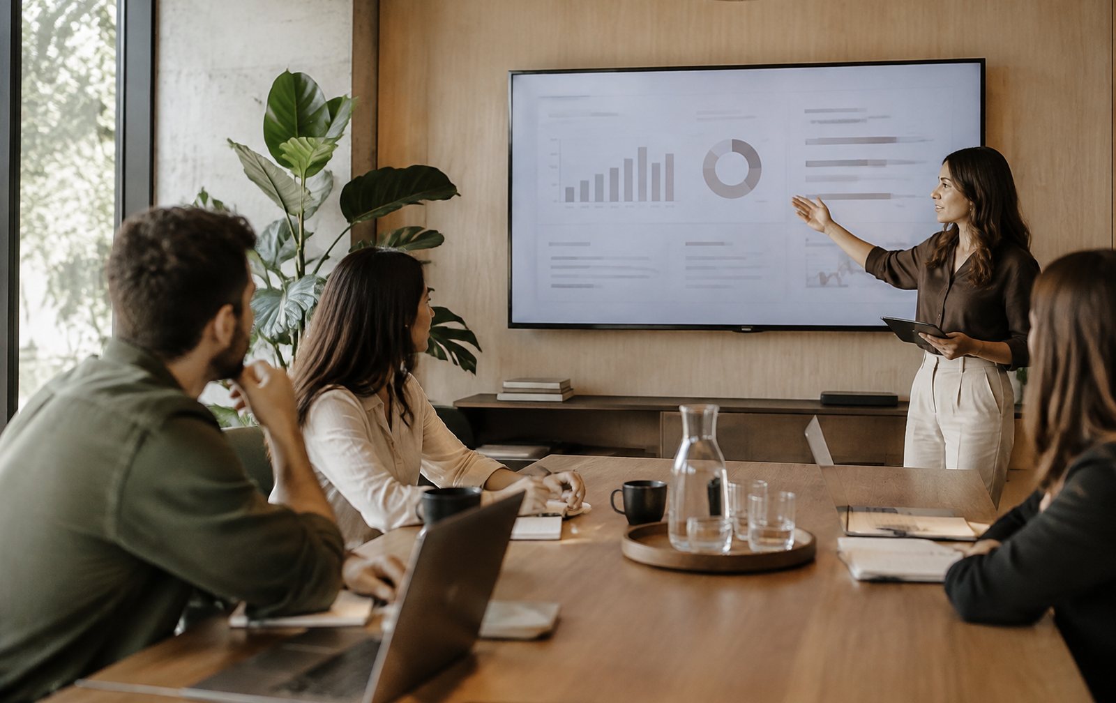 Reunión con una pantalla mostrando indicadores clave de marketing